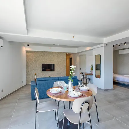 Cozy Heart Of St Julians Sleeps 5 דירה