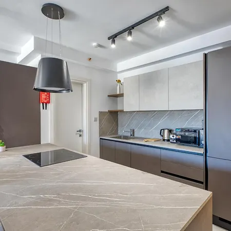 Cozy Heart Of St Julians Sleeps 5 דירה